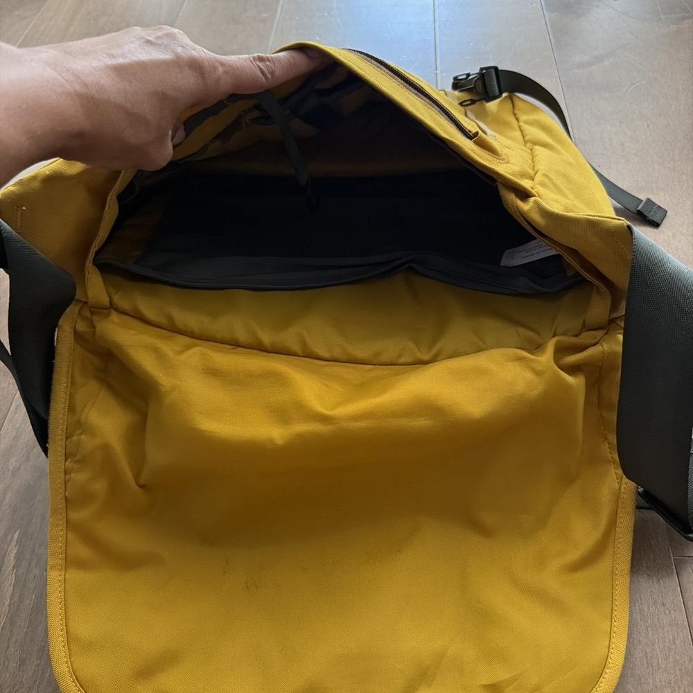 Patagonia Messenger Bag Crossbody Travel Computer Bag Mustard Medium - Picture 6 of 6